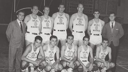 Plantilla del Real Madrid 1960-61. Fila de arriba (de izquierda a derecha): Pedro Ferr&aacute;ndiz, Antonio D&iacute;az-Miguel, Emiliano Rodr&iacute;guez, Joseph Sheaff, Travis Richard Montgomery, Lolo Sainz y Antonio Candelas. Fila de abajo (de izquierda a derecha): Carlos Sevillano, Pepe Laso, Parra, Josep Llu&iacute;s Cort&eacute;s y Jos&eacute; Ram&oacute;n Durand. 