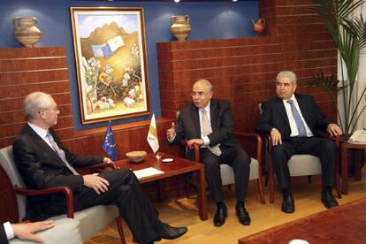Los presidentes de la Cámara de Representantes de Chipre, Yiannakis Omirou (c); Chipre, Demetris Christofias (d), y el Consejo Europeo, Herman Van Rompuy (i), en Nicosia el pasado día 28.