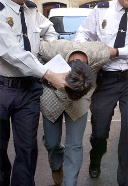Uno de los presuntos pederastas, detenido por la policía.