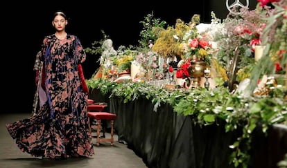 Una modelo luce las creaciones de la firma Duyos durante la Mercedes Benz Fashion Week de Madrid, este viernes. 