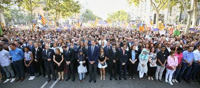 El rei Felip VI; el president del Govern, Mariano Rajoy; el president català, Carles Puigdemont, i l'alcaldessa de Barcelona, Ada Colau, entre d'altres, durant la manifestació.