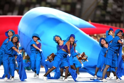 La ceremonia de apertura de los Paralímpicos se celebra este martes en el Estadio Olímpico de Tokio, más de dos semanas después del cierre de los Juegos Olímpicos y mientras la capital continúa bajo emergencia sanitaria, al igual que las otras principales regiones del país, ante la continuada propagación del virus. En la imagen, un momento del acto de apertura.