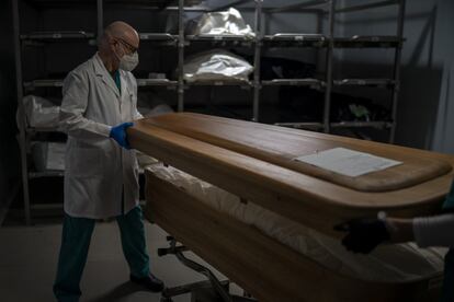Un trabajador de una funeraria cierra el féretro de una víctima de covid en la morgue de su empresa, Mémora, en Barcelona, el 5 de noviembre de 2020.