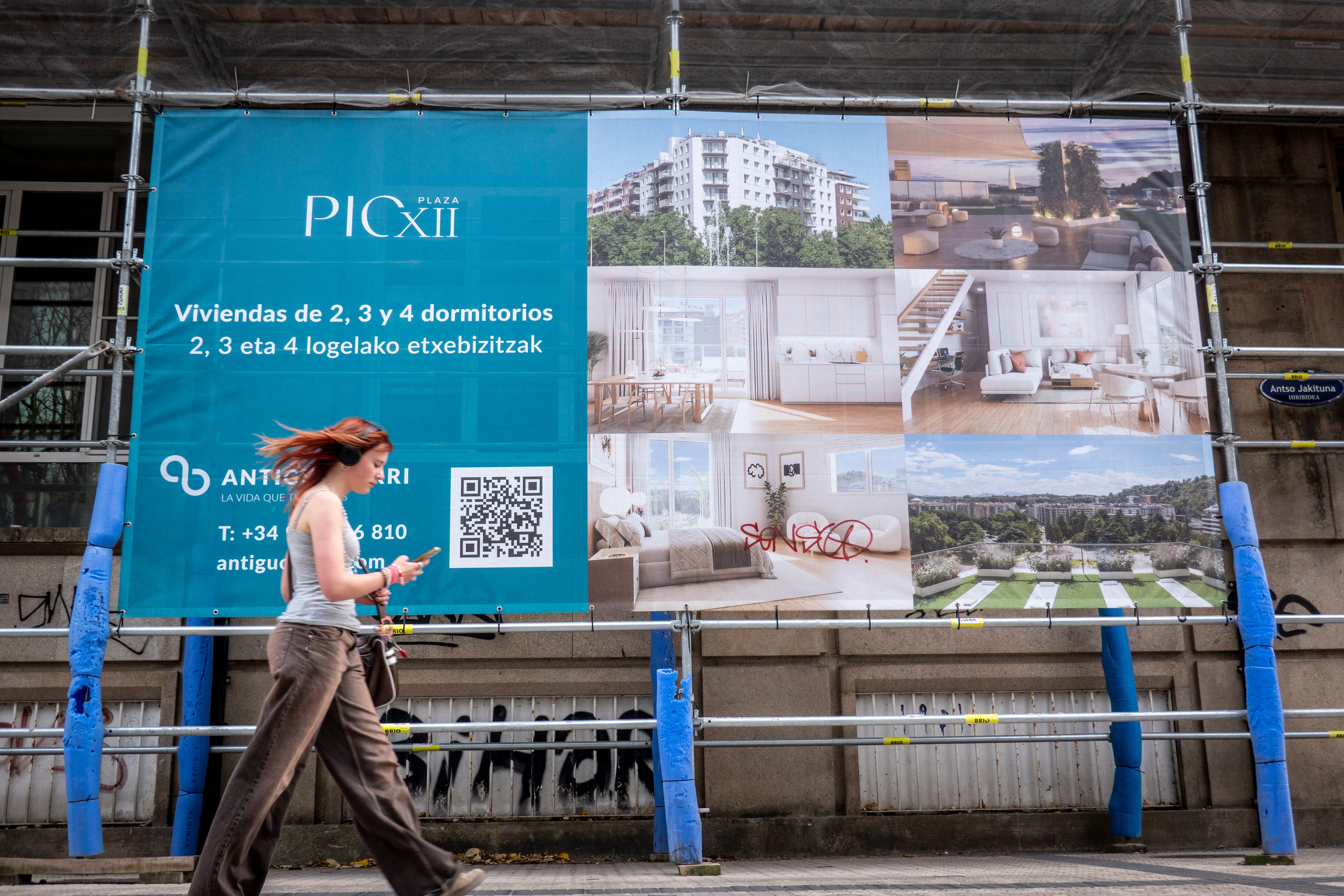 Vista de un cartel de una promoción inmobiliaria en San Sebastián.