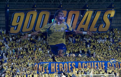 Una pancarta en el estadio de la Universidad Rey Saúd celebraba el día 13, durante el partido entre el Al Nassr y el Al-Ahli los 900 goles que Cristiano Ronaldo ha marcado en su carrera profesional.