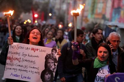 En Bogotá, miles de personas han salido con antorchas para denunciar la violencia machista y la discriminación que sufre la mujer.