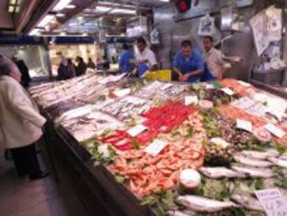 Una mujer realiza sus compras en la pescader&iacute;a de un mercado madrile&ntilde;o. EFE