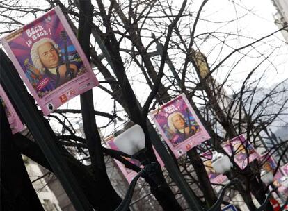 Carteles del festival Musika Música instalados en la Gran Vía de Bilbao, que este año lleva por título <i>Bach is Back</i>.