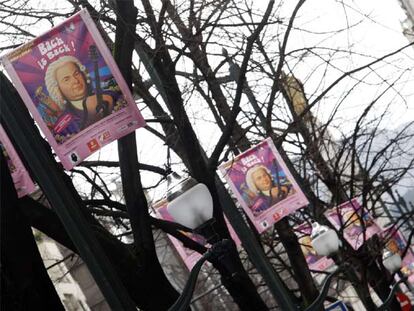 Carteles del festival Musika Música instalados en la Gran Vía de Bilbao, que este año lleva por título <i>Bach is Back</i>.
