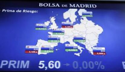 Monitor en la bolsa de Madrid que muestra, entre otras, la prima de riesgo española, el diferencial entre el bono nacional a diez años y el alemán del mismo plazo. EFE/Archivo