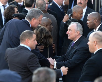 El alcalde de Nueva York, Bill de Blasio (izquierda) saluda al responsable de la policía de la ciudad, William Bratton. outside the funeral for New York police officer Rafael Ramos on Decem