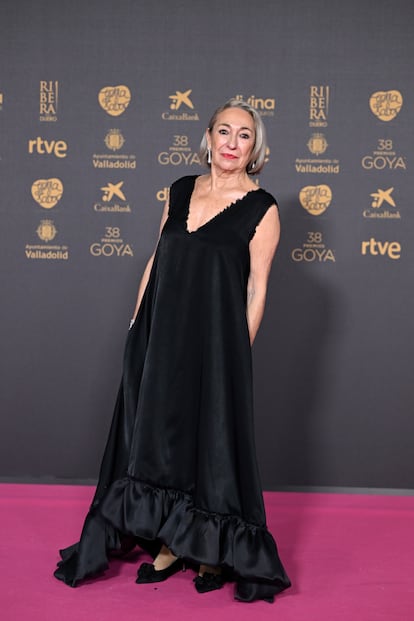 Luisa Gavasa, nominada a mejor actriz de reparto por 'El maestro que prometió el mar', de negro y con volante en el bajo. El vestido es de Beatriz de la Cámara.