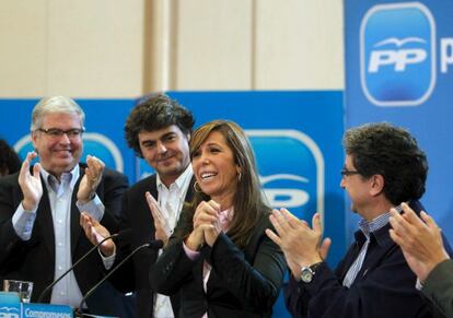 Alicia S&aacute;nchez-Camacho, rodeada por varios dirigentes del PP, ayer. 