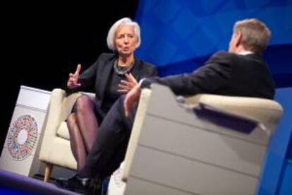 La directora del Fondo Monetario Internacional, Christine Lagarde (i), y Charlie Rose (d), participan en el "Conversatorio sobre Economía Global" en Washington DC (EE.UU.).