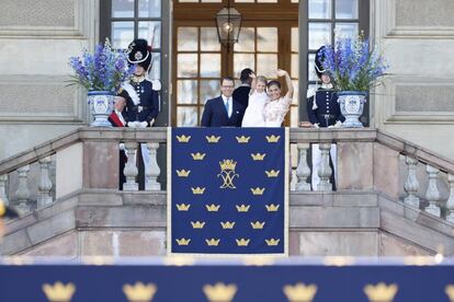 Victoria de Suecia y su esposo Daniel posancon su Estelle, en el balcón de palacio.