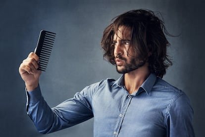 En un cabello sano el pelo crece una media de un centímetro al mes.