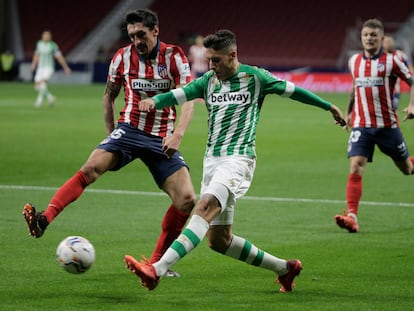 Savic y Tello pugnan por un balón en el partido de la primera vuelta