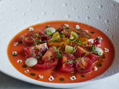 En los platos principales no falta su clásica merluza en salsa verde de clorofila con berberechos de la ría (32 euros), o la lubina asada con emulsión de alcaparras (32 euros), como tampoco los callos con un punto picante (27 euros), o el solomillo de vaca con salsa de queso Picón Bejes-Tresviso (35 euros).
