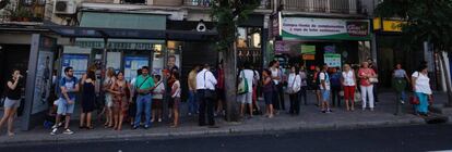 Passengers wait in line for one of the replacement buses on the Avenida de la Albufera, in Vallecas.