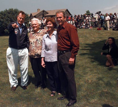 George y Barbara Bush, junto a Laura y George Bush Jr, en Maine en junio de 1999.