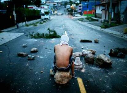 Un partidario de Zelaya, en una de las calles de Tegucigalpa donde ayer se registraron graves disturbios.