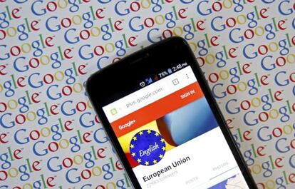 Un 'smartphone' muestra la página para móvil de la red Google+