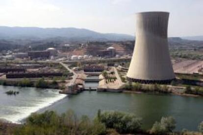 Instalaciones de Ascó junto al río Ebro, en Tarragona.