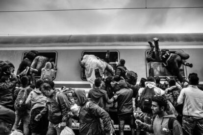 Decenas de migrantes intentan abordar un tren en la estación de Tovarnik, en Croacia, en septiembre de 2015.