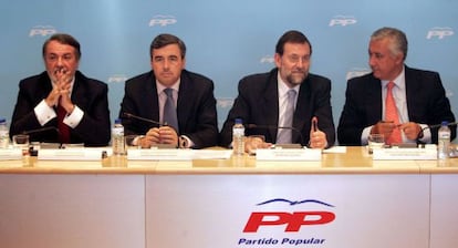 Mayor Oreja, Acebes, Rajoy y Arenas, en una reuni&oacute;n del PP en 2003.