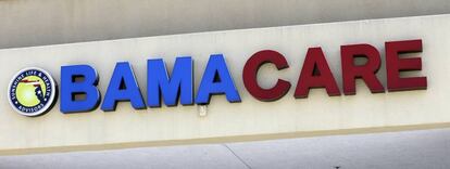 Un letrero de Obamacare en Hialeah, Florida.
