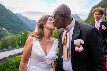 La princesa noruega Marta Luisa y su esposo, el chamán estadounidense Durek Verret, el 31 de agosto de 2024, en el pueblo de Geiranger (Noruega) donde se casaron.