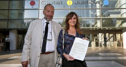 El abogado Vicente Baeza con la presidenta de la Asociaci&oacute;n de V&iacute;ctimas del Metro 3 de Julio, Beatriz Garrote, en los juzgados. 