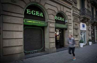 Entrada del sex-shop Egea en la calle Diputaci&oacute; de Barcelona. 