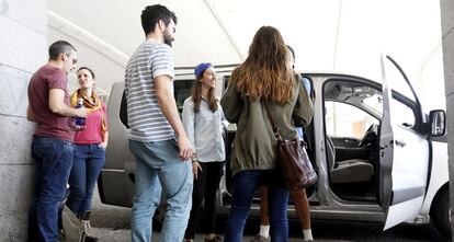 Usuarios de Blablacar, el servicio que permite compartir coche en trayectos, en Madrid.