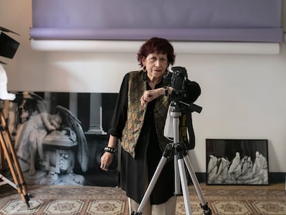 La fotógrafa catalana Pilar Aymerich, en el estudio de su casa en Barcelona.