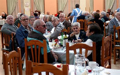 Los ancianos de la residencia de Los Ferroviarios, anoche, cenando tra volver al centro del que habían sido desalojados por un incendio.