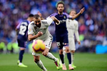 Karim Benzema sigue la pelota durante el partido.