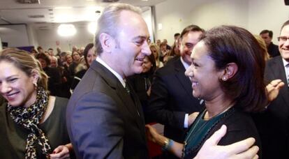 El presidente del Consell, Alberto Fabra, saluda a Lola Johnson en un acto del PP en Valencia. 