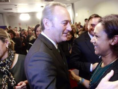 El presidente del Consell, Alberto Fabra, saluda a Lola Johnson en un acto del PP en Valencia. 