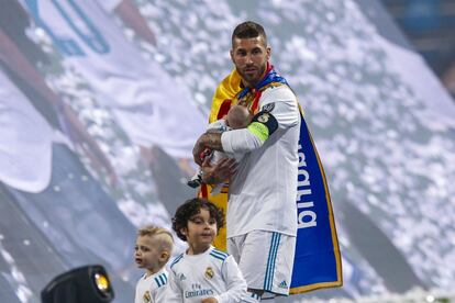 Sergio Ramos, con sus hijos en el estadio Berbanéu.