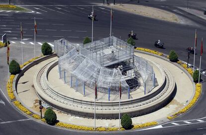 La Cibeles cubierta para realizar labores de mantenimiento en el monumento.