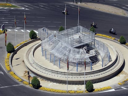 La Cibeles cubierta para realizar labores de mantenimiento en el monumento.