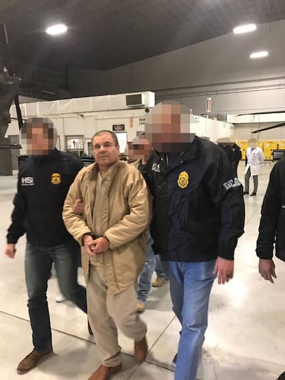 El narcotraficante mexicano Joaquín 'El Chapo' Guzmán es visto hoy, jueves 19 de enero de 2017, a su llegada al aeropuerto MacArthur, en Nueva York (Estados Unidos), procedente de Ciudad Juárez (México), donde es recibido por autoridades estadounidenses para ser presentado ante los tribunales de Nueva York.