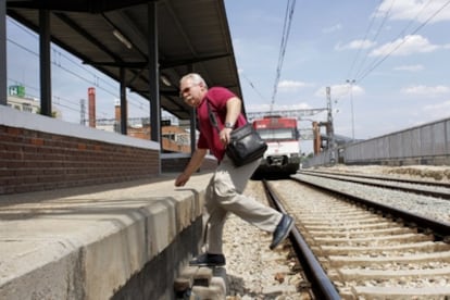 Un hombre cruza la vía en la estación de cercanías de Torrejón de Ardoz (Madrid).