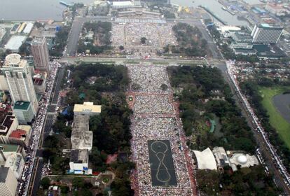 La constante lluvia no consiguió apagar la pasión católica de seis millones de filipinos que acudieron a la misa oficiada por el papa Francisco en el centro de Manila