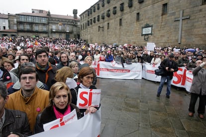 Rosa Díez (UPyD), en primer plano, junto a históricos cargos gallegos del Partido Popular, en la Praza da Quintana de Santiago durante la manifestación de Galicia Bilingüe contra la política lingüística del bipartito PSdeG-BNG.