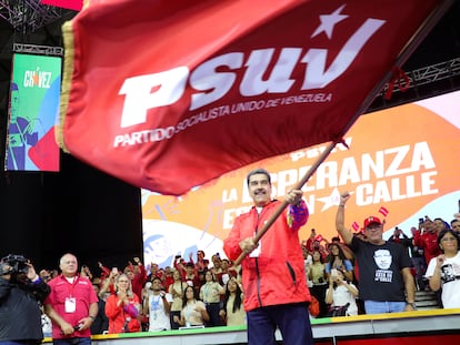 El presidente de Venezuela, Nicolás Maduro, ondea una bandera del partido frente a sus seguidores, después de aceptar la candidatura para postularse a otro mandato en las elecciones del 28 de julio de 2024.