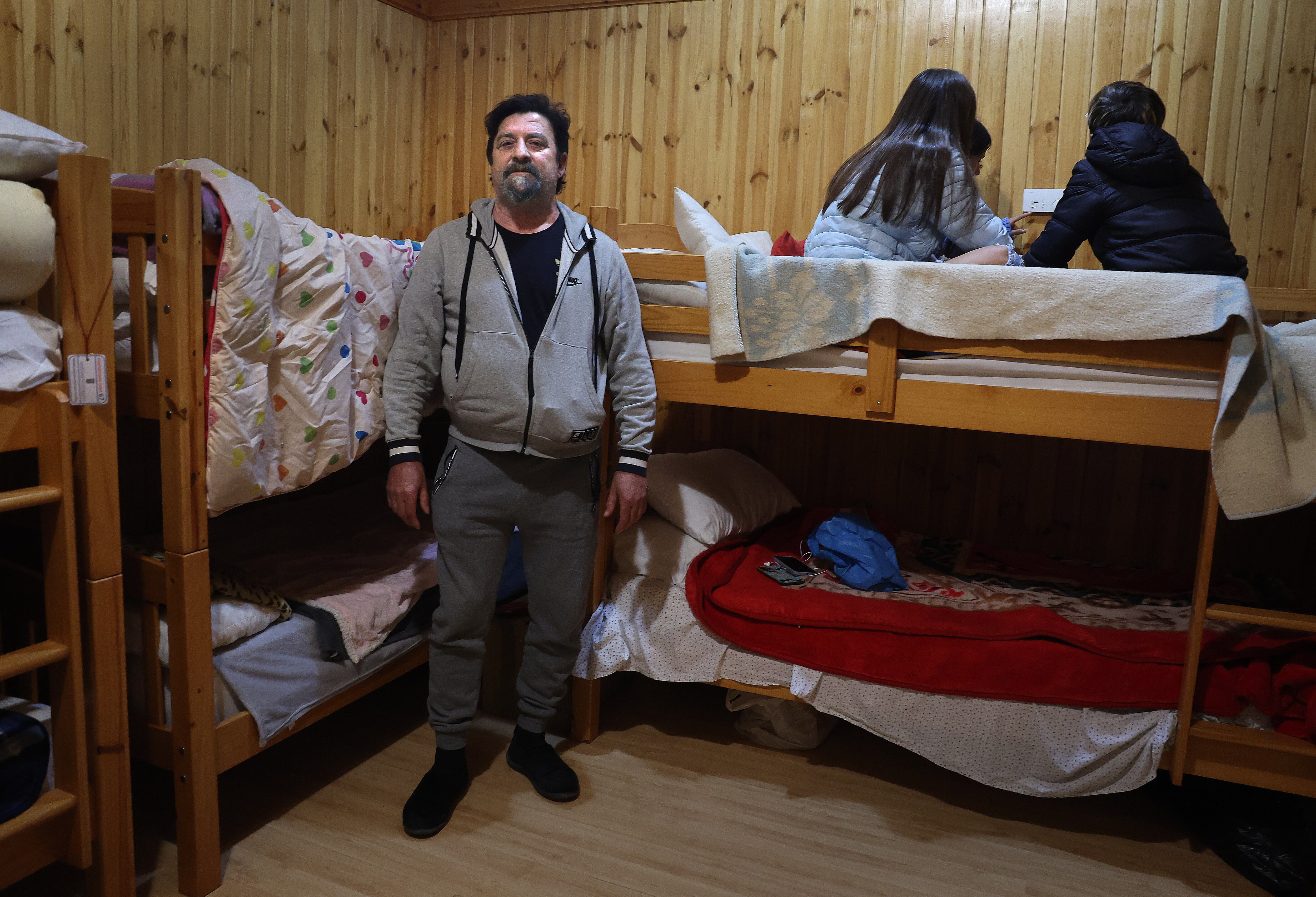 Francisco Chinchilla con su hijos, en una de las cabañas del Centro Ambiental El Vedat en Torrent.