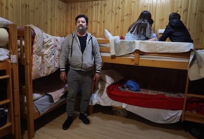 Francisco Chinchilla con su hijos, en una de las cabañas del Centro Ambiental El Vedat en Torrent. 