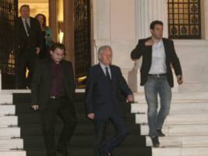 El líder del partido socialdemócrata Pasok, Evángelos Vinizelos (atrás i), y el líder de la izquierda moderada, Fotis Kouvelis (2-d), salen de la oficina del primer ministro, Andonis Samarás, después de la reunión de urgencia que celebran ayer en Atenas (Grecia).